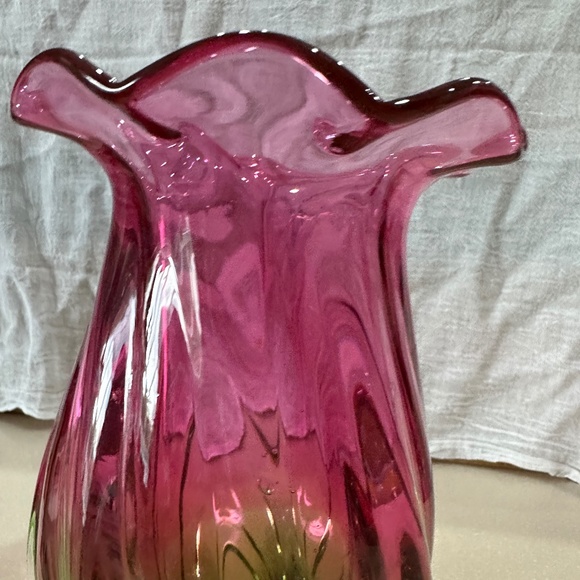 Teleflora Collectible Vase,  Art Glass, cranberry pink and green vase. - Picture 6 of 6